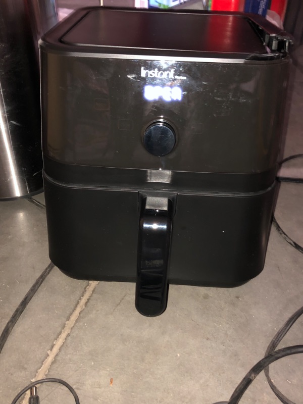 Photo 4 of **MINOR CRACK ON CORNER** POWERS ON** 
Instant Vortex 5.7QT Air Fryer Oven Combo