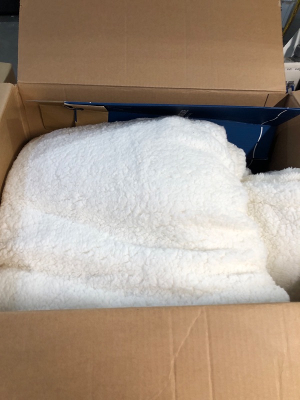 Photo 2 of * USED * '
BEDSURE Sherpa King Size Blanket for Bed- Fuzzy Soft Cozy Blanket King Size, Fleece Thick Warm Blanket for Winter, White, 108x90 Inches King/Cal King White