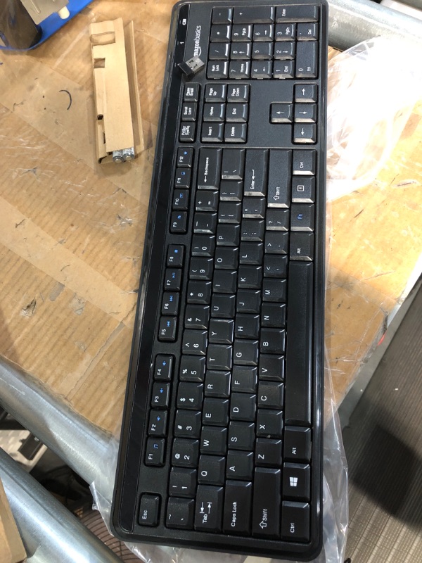 Photo 1 of Amazon Basics Keyboard Wireless Black 