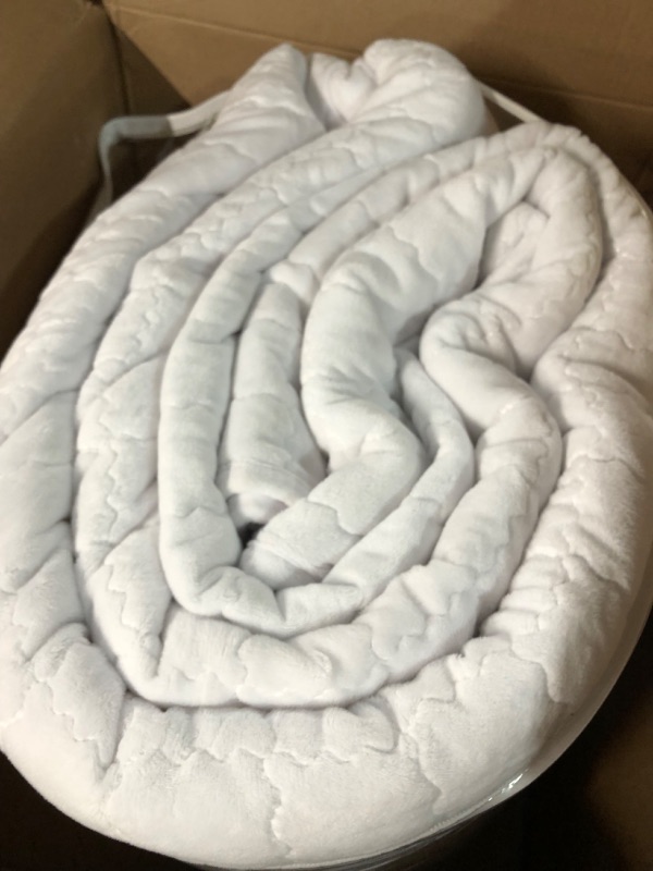 Photo 1 of **SEE NOTES** All Season Plush Velvet Quilted Checkered Luxurious Soft & Warm Comforter - King/Calking - White