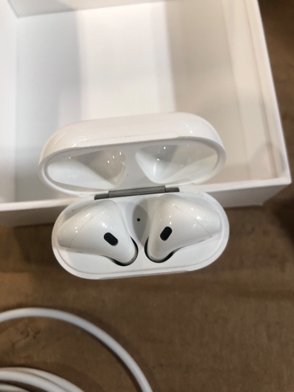 Photo 3 of Apple AirPods with Charging Case LIKE NEW****