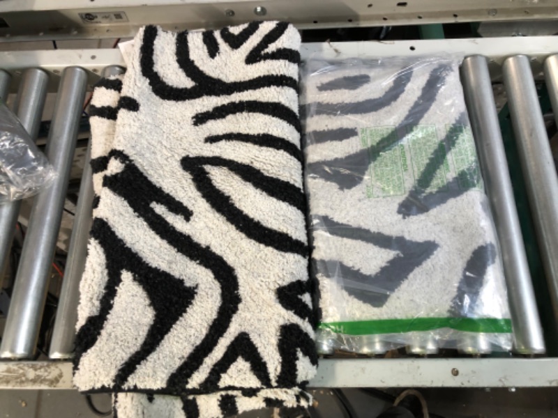 Photo 4 of [Like New] Chesapeake Safari 2Pc. Black & White Zebra Bath Rug Set (21"x34" & 24"x40")
