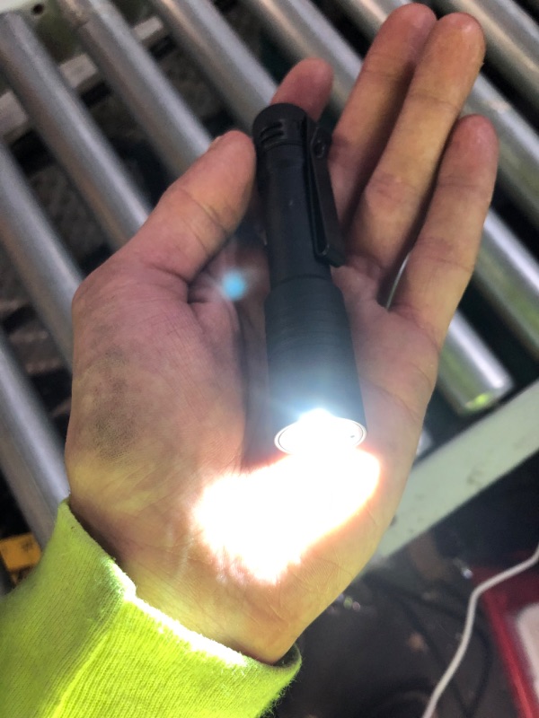 Photo 2 of [New] Streamlight 66320 MacroStream USB 500-Lumen Rechargeable Compact Flashlight