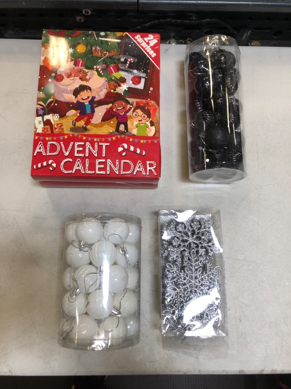 Photo 1 of 4 PCS CHRISTMAS DECORATIONS BUNDLE