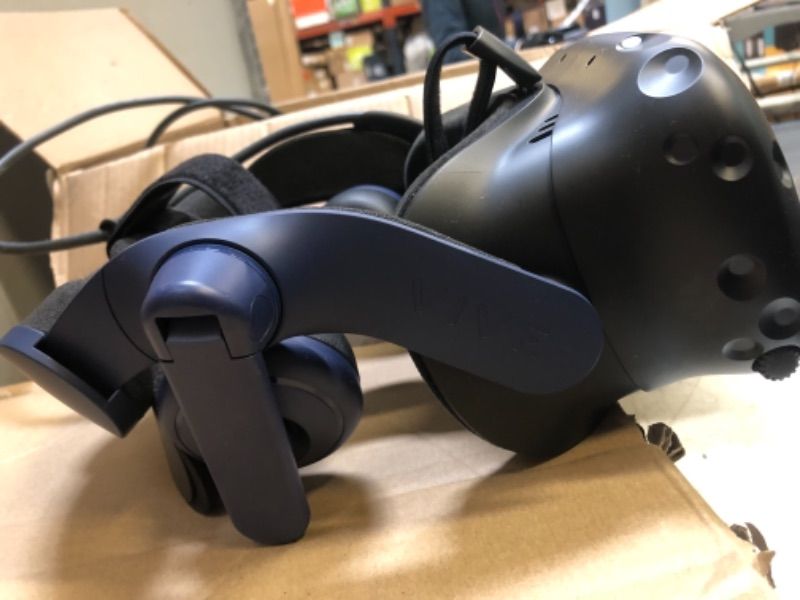 Photo 14 of HTC VIVE Pro Virtual Reality System
