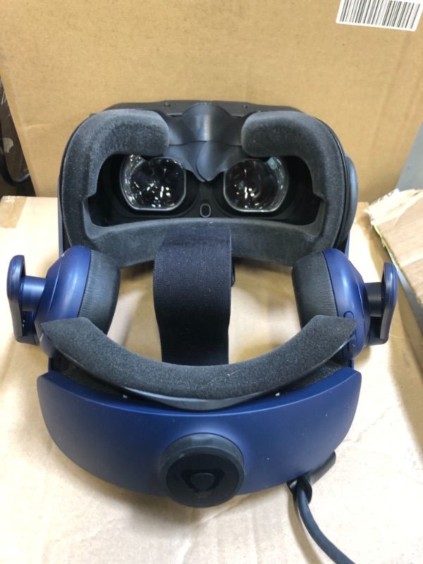 Photo 15 of HTC VIVE Pro Virtual Reality System
