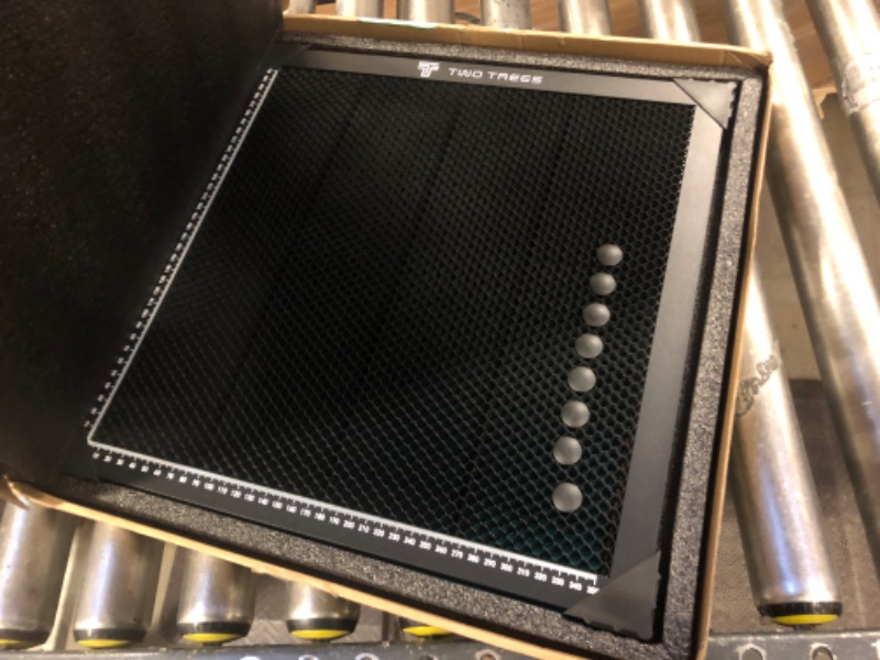 Photo 1 of 400 * 400mm Honeycomb Laser Bed Honeycomb Working Table Laser Honeycomb for CO2 or Laser Engraver Cutting Machine with Aluminum Plate with Engraving Materials With engraving materials 400*400mm