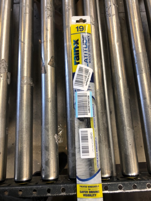 Photo 1 of Rain-X 5079276-2 Latitude 2-In-1 Water Repellent Wiper Blades, 19 Inch Windshield Wipers (Pack Of 1), Automotive Replacement Windshield Wiper Blades With Patented Rain-X Water Repellency Formula 19" Single