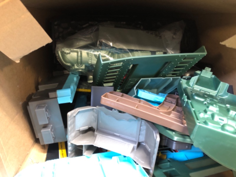 Photo 1 of DC Comics Batman, Bat-Tech Batcave, Giant Transforming Playset with Exclusive 4” Batman Figure and Accessories, Kids Toys for Boys Aged 4 and Up
++SOLD FOR PARTS ONLY++