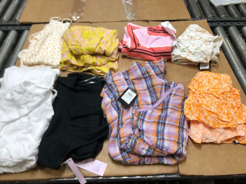 Photo 1 of BAG LOT OF WOMENS CLOTHING DIFFERENT STYLES AND SIZES  8 PIECES ---SOLD AS IS-- 