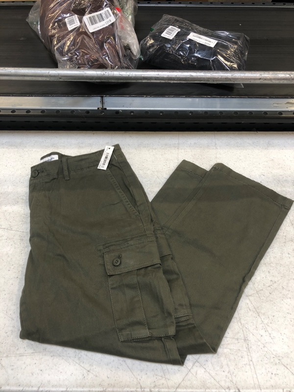 Photo 2 of Amazon Essentials Men's Straight-Fit Stretch Cargo Pant (Available in Big & Tall) 31W x 28L Olive