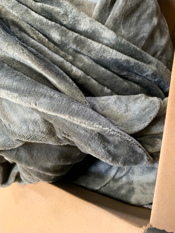 Photo 4 of Ultracozy Big Huge Oversized Blanket, 120x120 Inches, Double Sided Flannel, Weighted Fleece Blanket for Livingroom, Bedroom, Picnic Use, Extra Large Blanket, Machine Washable 120" × 120" Grey --- Box Packaging Damaged, Minor Use, Dirty From Previous Use
