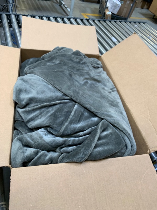 Photo 3 of Ultracozy Big Huge Oversized Blanket, 120x120 Inches, Double Sided Flannel, Weighted Fleece Blanket for Livingroom, Bedroom, Picnic Use, Extra Large Blanket, Machine Washable 120" × 120" Grey --- Box Packaging Damaged, Minor Use, Dirty From Previous Use
