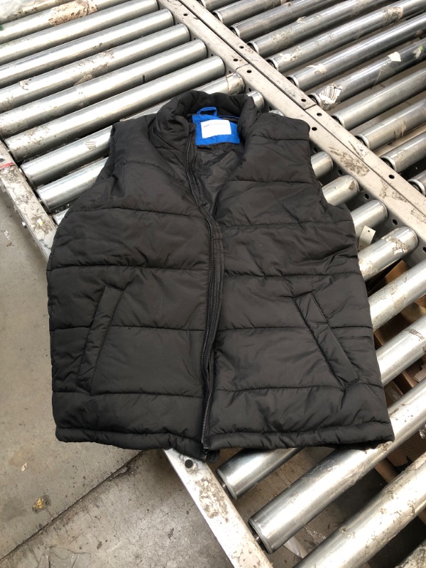 Photo 1 of Amazon Essentials Men's Mid-Weight Puffer Vest Medium Black
