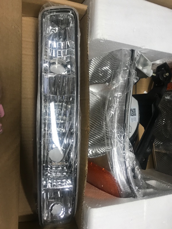 Photo 2 of ***PARTS ONLY*** AUTOSAVER88 Headlight Assembly and Fog Light Compatible with 2005 2006 GMC Sierra 1500 / 2005 2006 GMC Sierra 1500HD 2500HD 3500 / 2007 GMC Sierra 1500 1500HD 3500 Classic model only Headlights