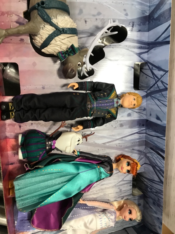 Photo 3 of Disney Frozen 2 Frozen Finale Set, Anna, Elsa, Kristoff, Olaf, Sven Dolls with Fashion Doll Clothes and Accessories, Toy for Kids 3 and Up (Amazon Exclusive)