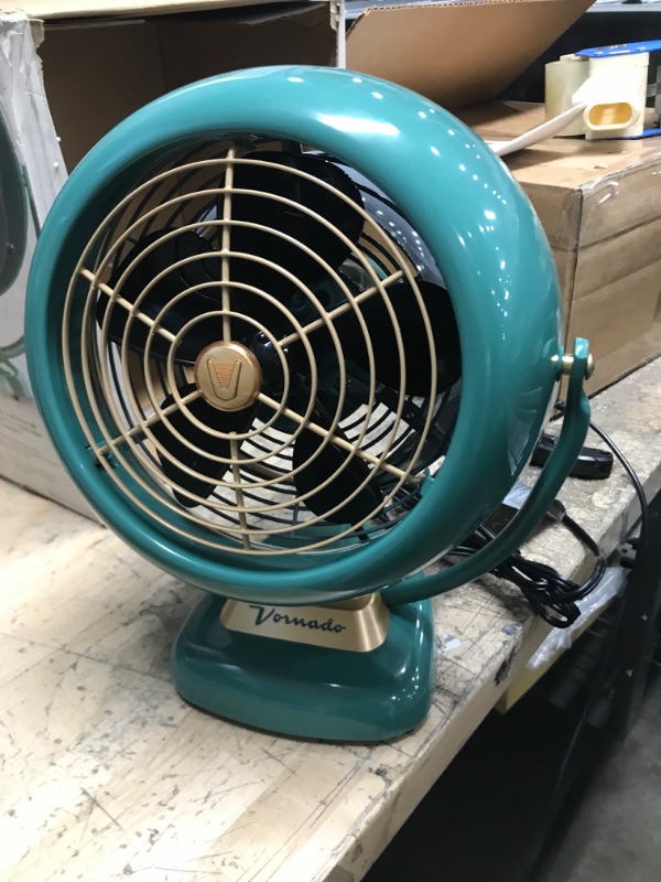 Photo 4 of *** TESTED- FUNCTIONAL*** Vornado VFAN Vintage Air Circulator Fan, Green & VFAN Mini Classic Personal Vintage Air Circulator Fan, Vintage White Green Fan + Mini Classic Fan