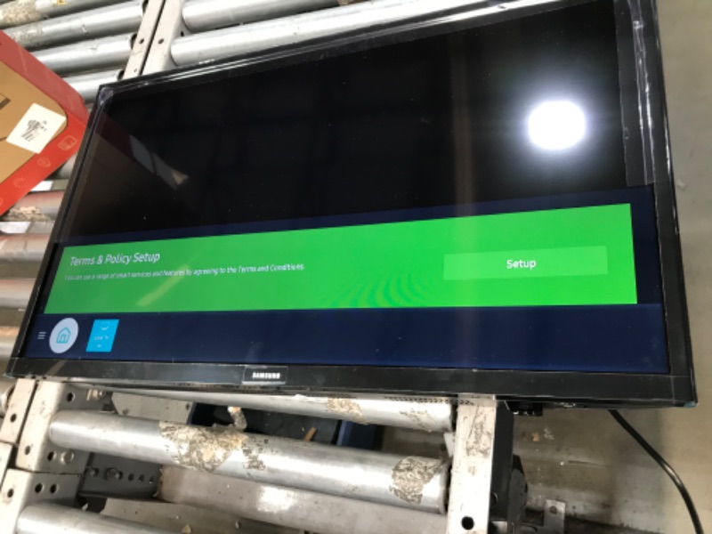 Photo 4 of SAMSUNG 32-inch Class LED Smart FHD TV 1080P (UN32N5300AFXZA, 2018 Model)
