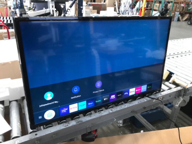 Photo 2 of SAMSUNG 40-inch Class LED Smart FHD TV 1080P (UN40N5200AFXZA, 2019 Model)
