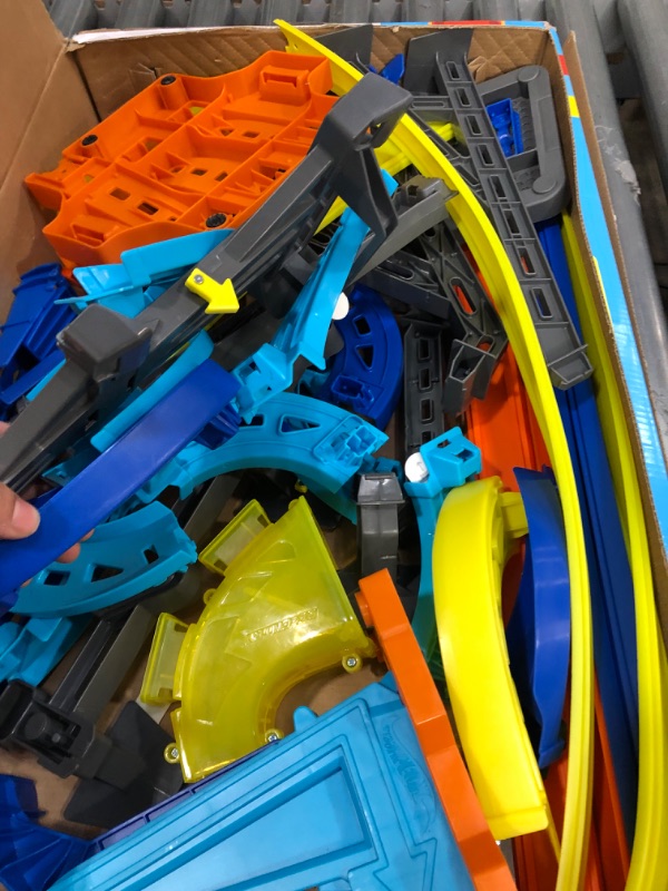 Photo 4 of Hot Wheels Track Builder Vertical Launch Set 50 Inches High 3 Stunt Configurations Ages 6 to 10 3M Command Strips [Amazon Exclusive] Vertical Launch Kit