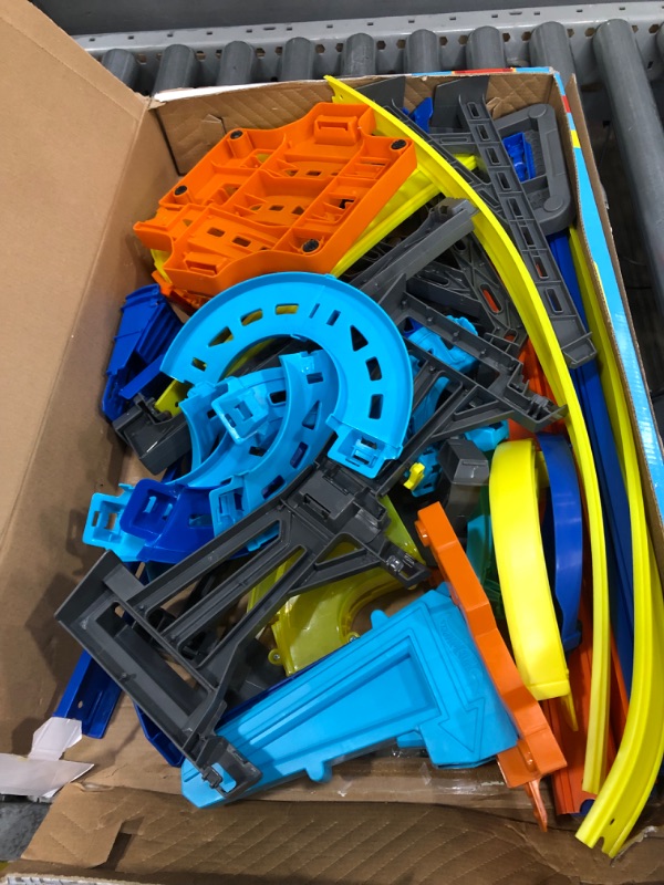 Photo 1 of Hot Wheels Track Builder Vertical Launch Set 50 Inches High 3 Stunt Configurations Ages 6 to 10 3M Command Strips [Amazon Exclusive] Vertical Launch Kit