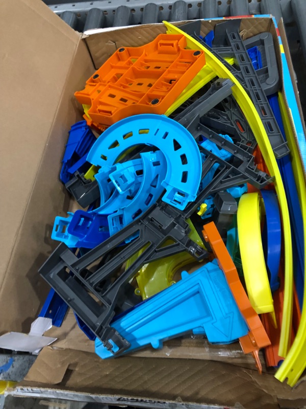 Photo 3 of Hot Wheels Track Builder Vertical Launch Set 50 Inches High 3 Stunt Configurations Ages 6 to 10 3M Command Strips [Amazon Exclusive] Vertical Launch Kit