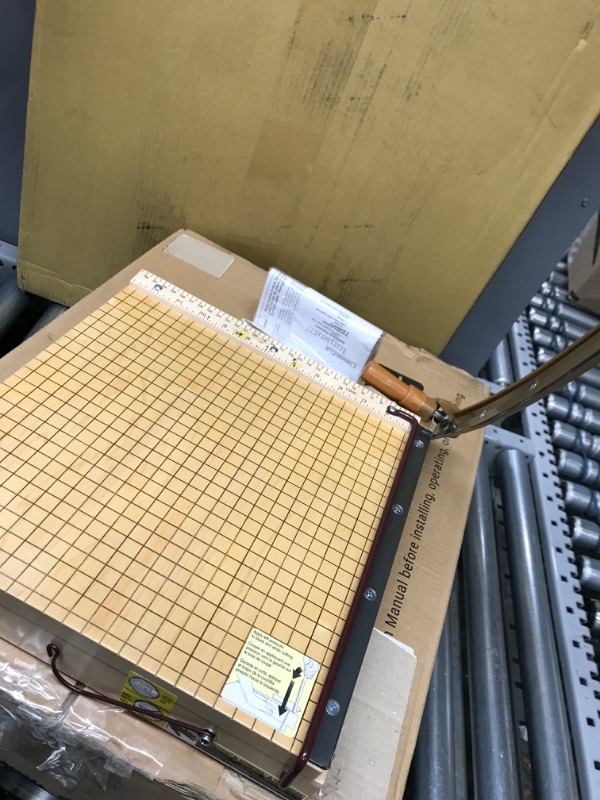 Photo 2 of used
damaged
Swingline Paper Trimmer, Guillotine Paper Cutter, 12" Cut Length, 15 Sheet Capacity, ClassicCut Ingento (1132)