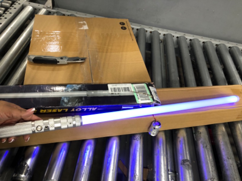 Photo 4 of 2-Piece Lightsaber Metal Handle 3 Kinds Of Sounds and 12 Colors Can Be Replaced Battery Charging 2-in-1 Double-Edged FX Duel Lightsaber Role-Playing Toy Suitable Children's