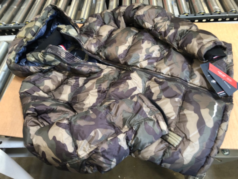 Photo 2 of size l---Tommy Hilfiger Men's Hooded Puffer Jacket Standard Large Olive Camouflage