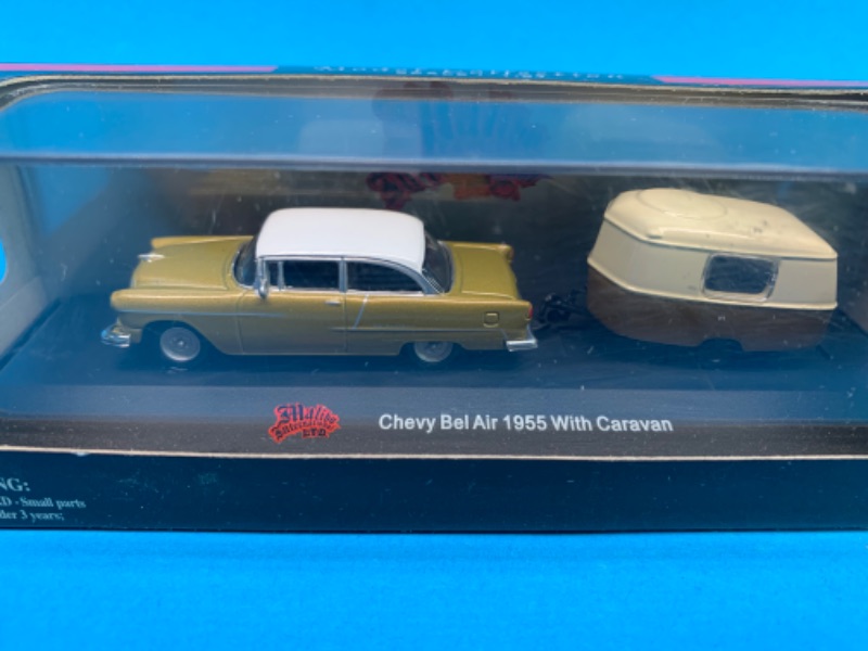 Photo 3 of 223937…2 small die cast old timers with trailers 1:87 scale in display cases 