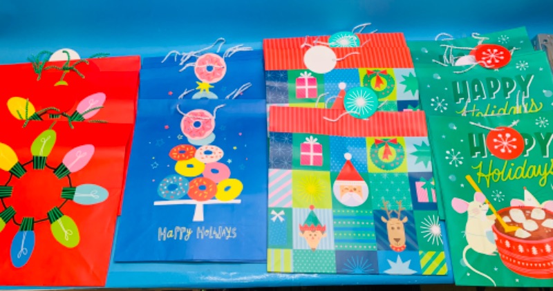 Photo 1 of 224571…20 Xlarge Christmas gift bags 