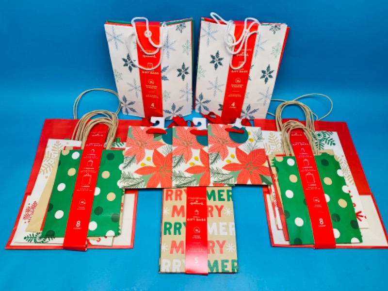 Photo 1 of 224955…32 Christmas gift bags -various sizes 