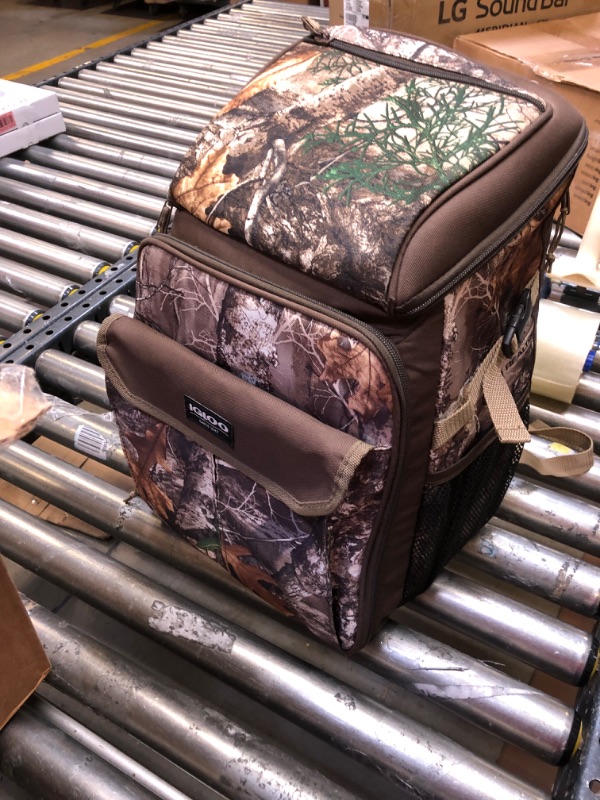 Photo 2 of Igloo Lightweight Maxcold Insulated Gizmo 30-Can Backpack Cooler Realtree Camo