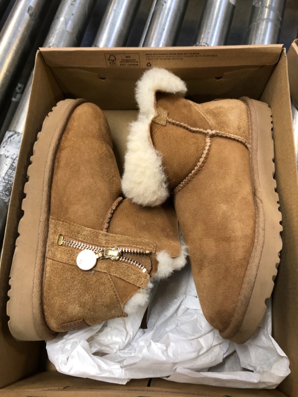 Photo 2 of UGG WOMEN'S BAILEY ZIP MINI
SIZE 6