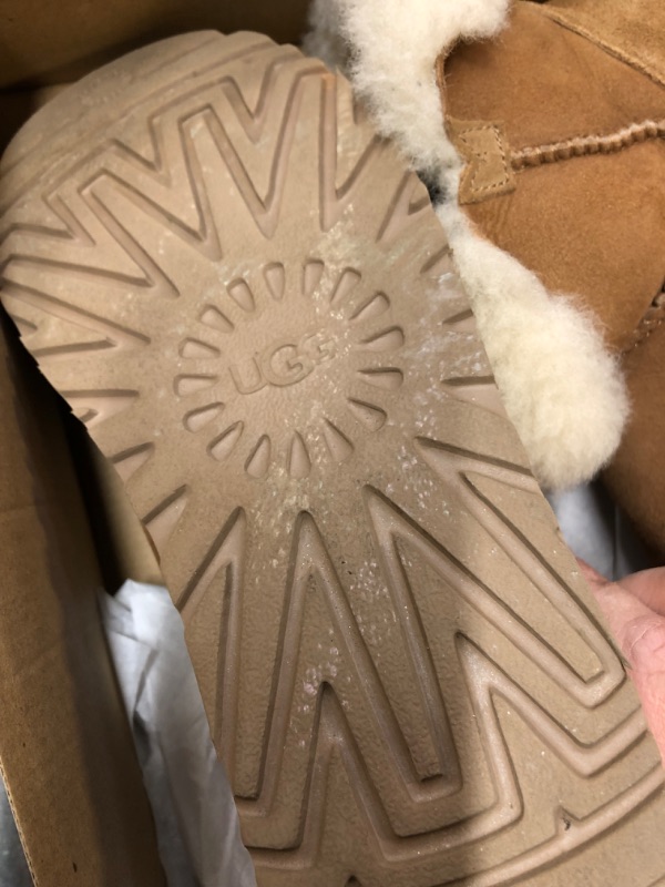 Photo 4 of UGG WOMEN'S BAILEY ZIP MINI
SIZE 6