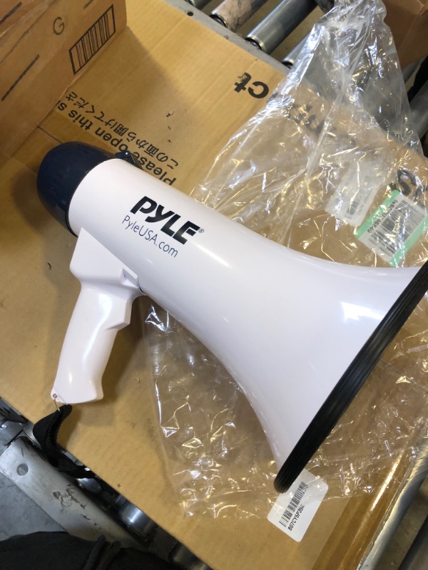 Photo 3 of Pyle Bullhorn Megaphone Speaker with Built-in Rechargeable Battery, 10 Second Memory Record, Detachable Handheld Microph