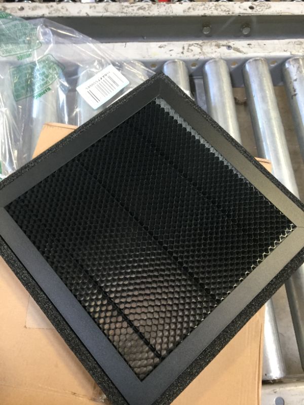 Photo 3 of 300 * 300mm Honeycomb Laser Bed Honeycomb Working Table Laser Honeycomb for CO2 or Laser Engraver Cutting Machine with Aluminum Plate
