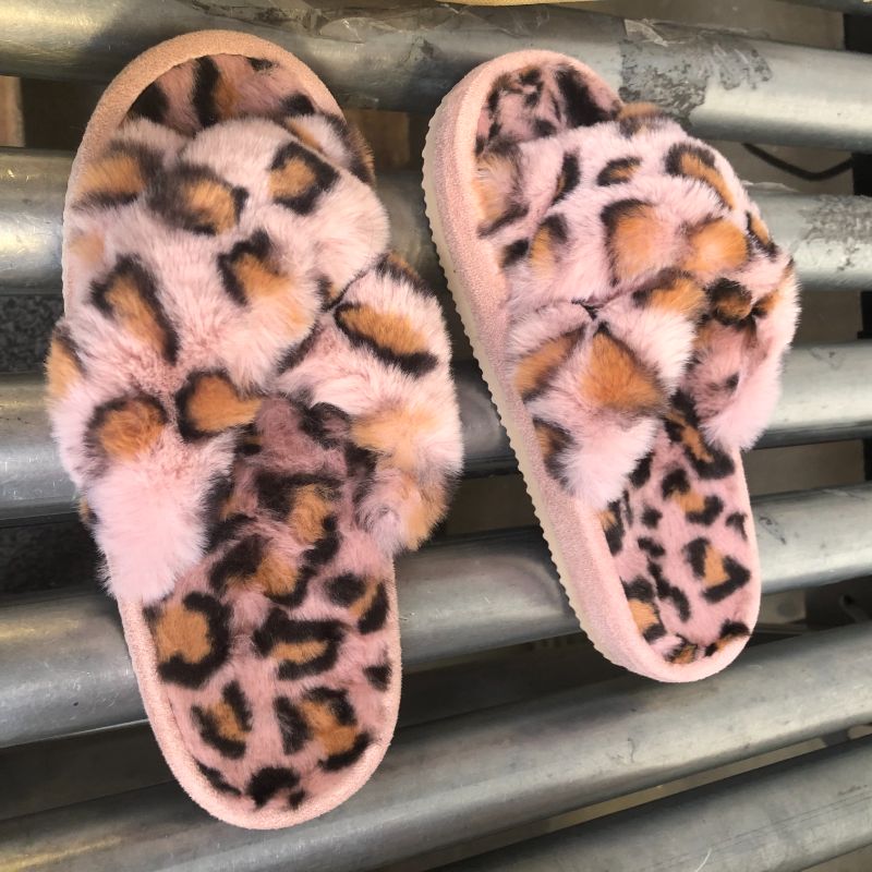 Photo 3 of COMWARM Fuzzy Slippers for Women, Cross Band Faux Furry Slippers Warm Slide Flat House Slippers Sandals Leopard Plush Open Toe Home Slippers
, SIZE 6.5-7