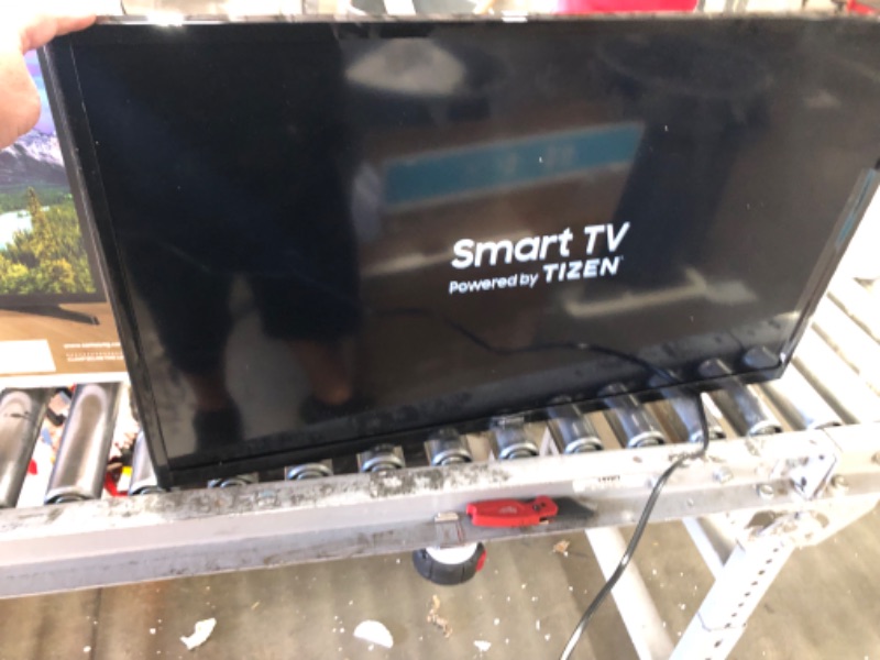 Photo 3 of SAMSUNG 32-inch Class LED Smart FHD TV 1080P (UN32N5300AFXZA, 2018 Model)