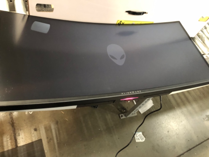 Photo 6 of Alienware Ultrawide Curved Gaming Monitor 38 Inch, 144Hz Refresh Rate, 3840 x 1600 WQHD , IPS, NVIDIA G-SYNC Ultimate, 1ms Response Time, 2300R Curvature, VESA Display HDR 600, AW3821DW - White
