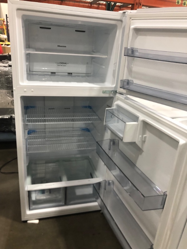 Photo 2 of Hisense 18-cu ft Top-Freezer Refrigerator (White)
