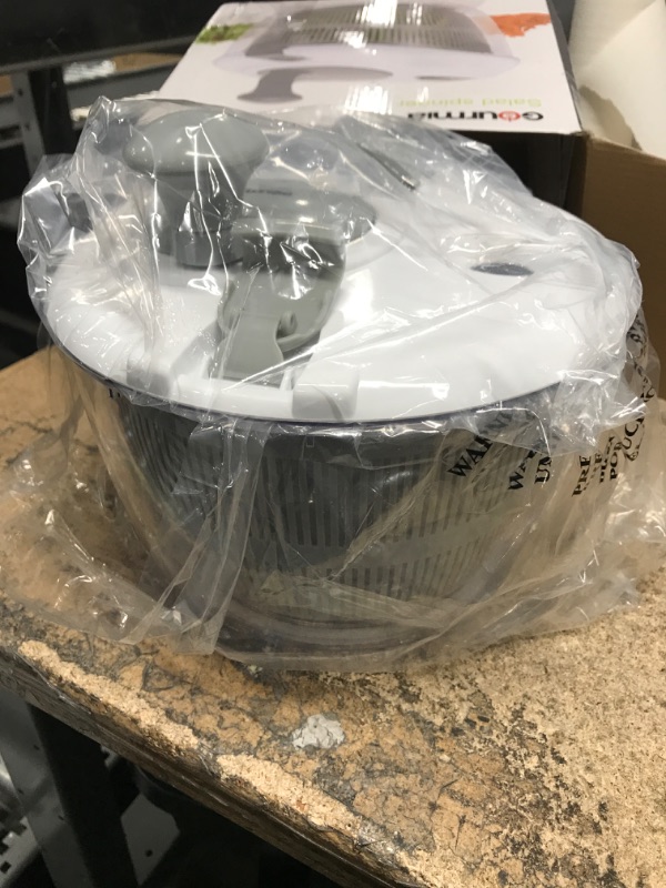 Photo 2 of **NONREFUNDABLE**FOR PARTS OR REPAIR**SEE NOTES**
Gourmia GSA9240 Jumbo Salad Spinner - Manual Lettuce Dryer With Crank Handle & Locking Lid, BPA Free and Top Rack Dishwasher Safe,(5L) 1 Gray