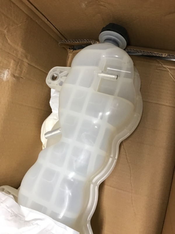 Photo 3 of High Soar Engine Coolant Reservoir Tank for Freightliner Casdadia New Boby Style Trucks 2018 2019 2020