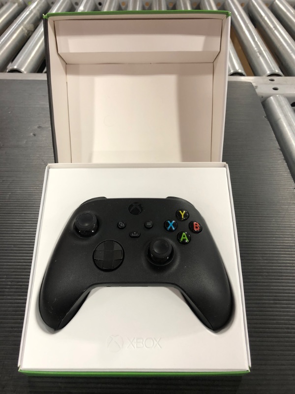 Photo 2 of Xbox Series X|S Wireless Controller