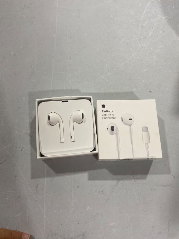 Photo 2 of Apple EarPods with Lightning Connector
