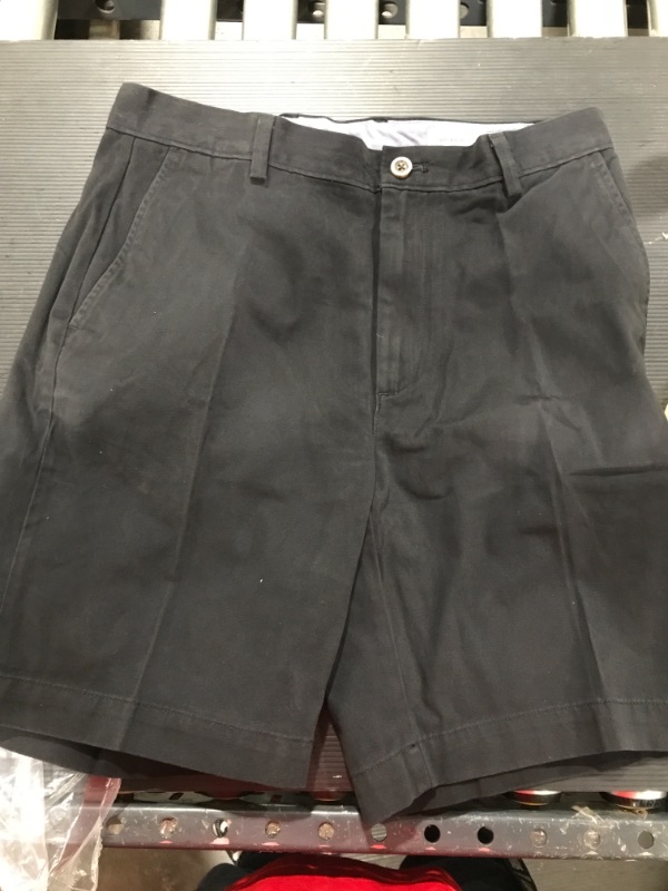 Photo 2 of Amazon Essentials Men's Classic-Fit 9" Short SIZE 32