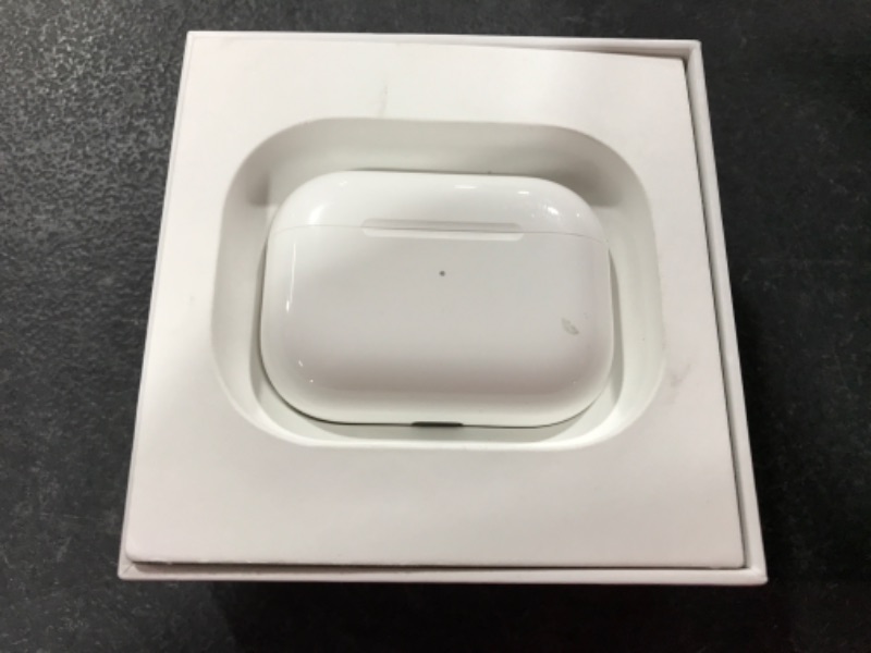 Photo 4 of Apple AirPods Pro True Wireless Bluetooth Headphones with MagSafe

