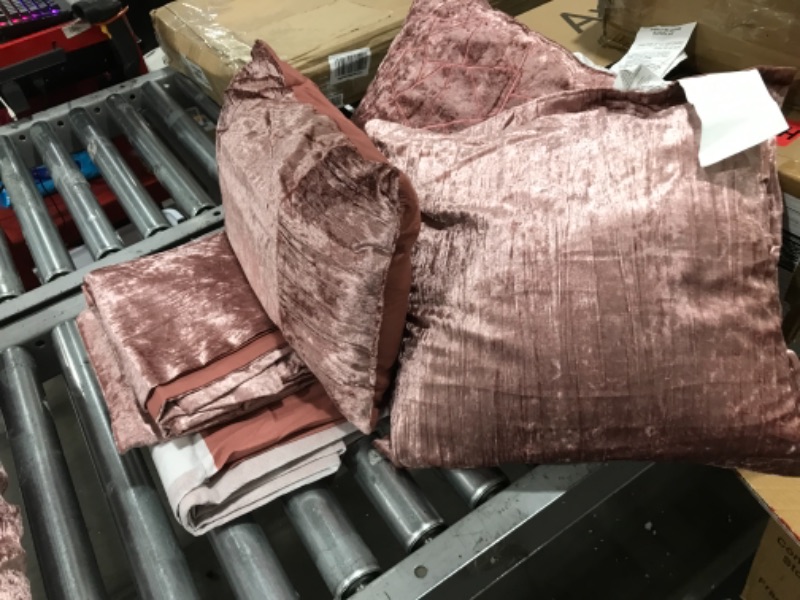 Photo 1 of 106" x 92" COMFORTER SET 