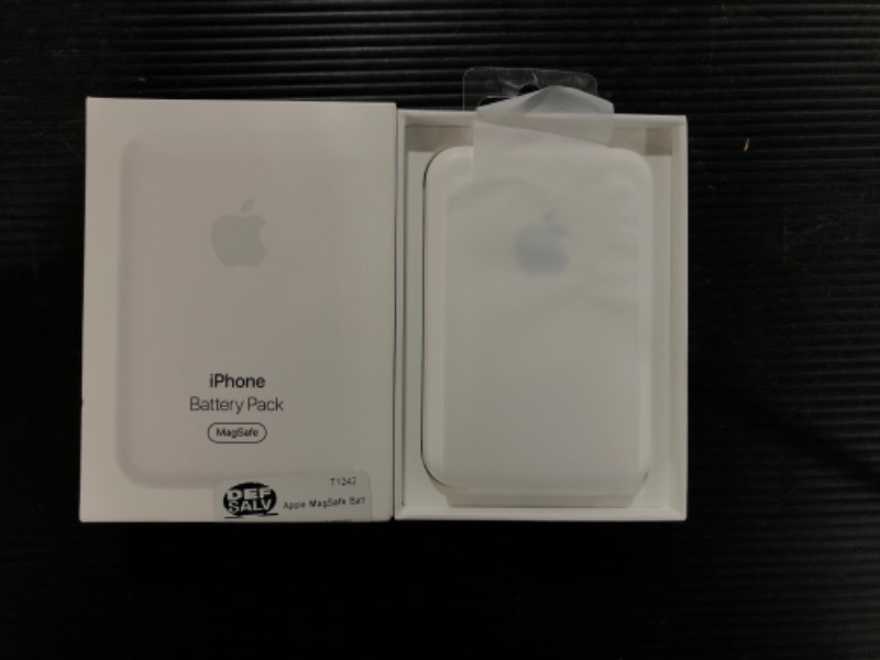 Photo 2 of MagSafe Battery Pack - White
