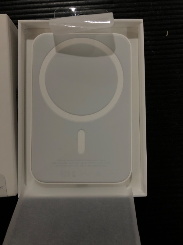 Photo 3 of MagSafe Battery Pack - White
